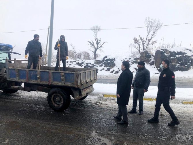 Kaymakam Tunç, Kar Temizleme Çalışmalarını Yerinde İnceledi