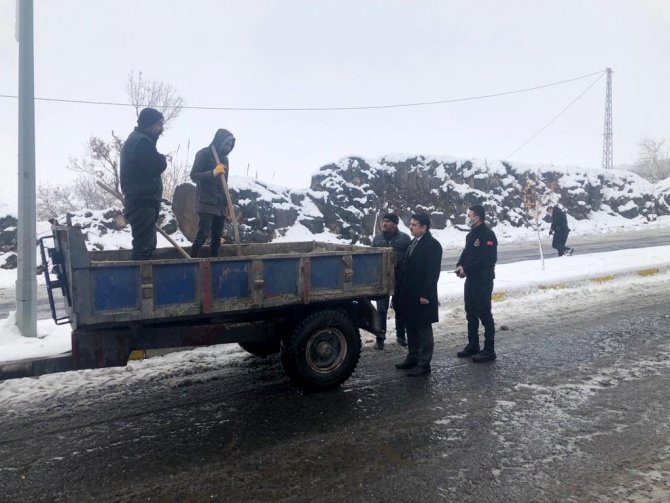 Kaymakam Tunç, Kar Temizleme Çalışmalarını Yerinde İnceledi
