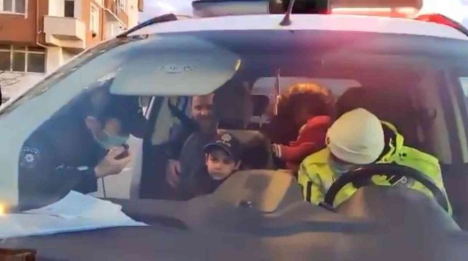 Polisten 7 Yaşındaki Alperen’e Doğum Günü Sürprizi