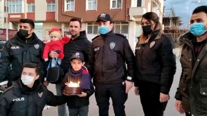 Polisten 7 Yaşındaki Alperen’e Doğum Günü Sürprizi