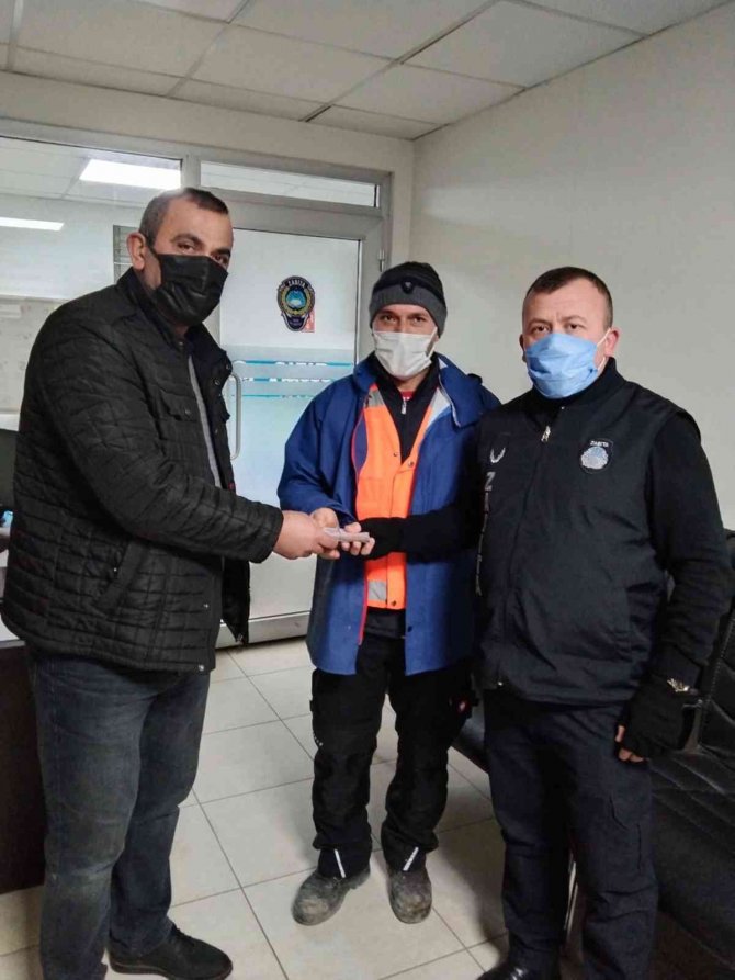 Temizlik İşçisi Yolda Bulduğu Parayı Sahibine Teslim Etti