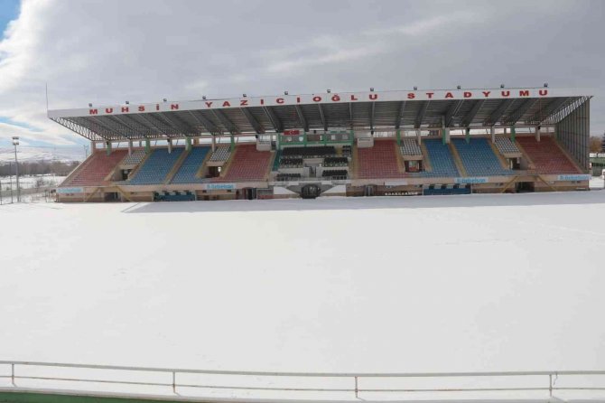 Sivas Muhsin Yazıcıoğlu Stadyumu Kardan Temizleniyor