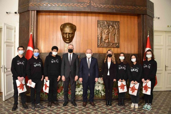 Öğrenciler Projelerini Vali Karadeniz’le Paylaştı