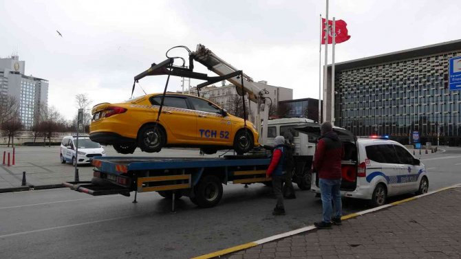 Taksim’de Trafik Denetiminde Taksicilere Ceza Yağdı