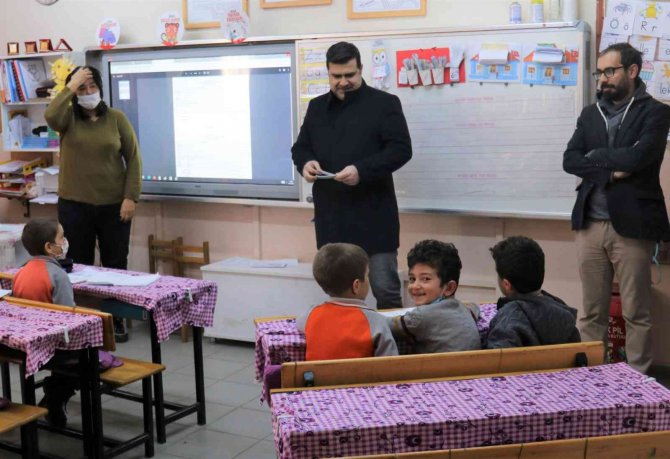 Turgutlu Belediyesinden Öğrencilere Karne Hediyesi