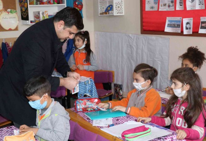 Turgutlu Belediyesinden Öğrencilere Karne Hediyesi