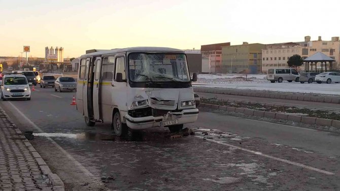 Tıra Arkadan Vuran İşçi Servisindeki 4 Kişi Yaralandı