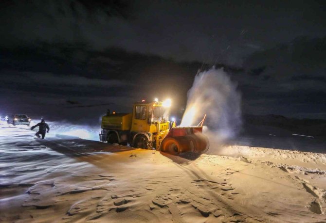Van’ın Kar Kaplanları Gece Mesaisinde