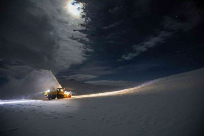 Van’ın Kar Kaplanları Gece Mesaisinde