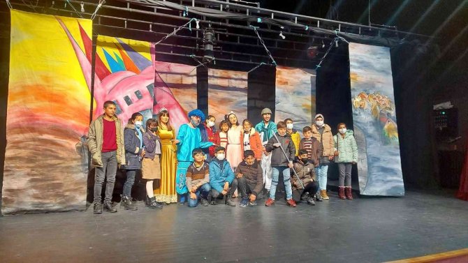 Van Büyükşehir Belediyesinin Çocuk Tiyatrosu Renkli Görüntülere Sahne Oldu