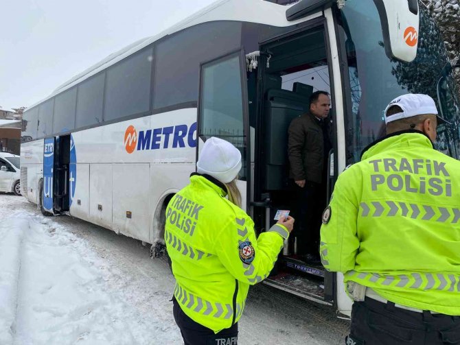Van Polisinden Sürücü Ve Yolculara Bilgilendirme