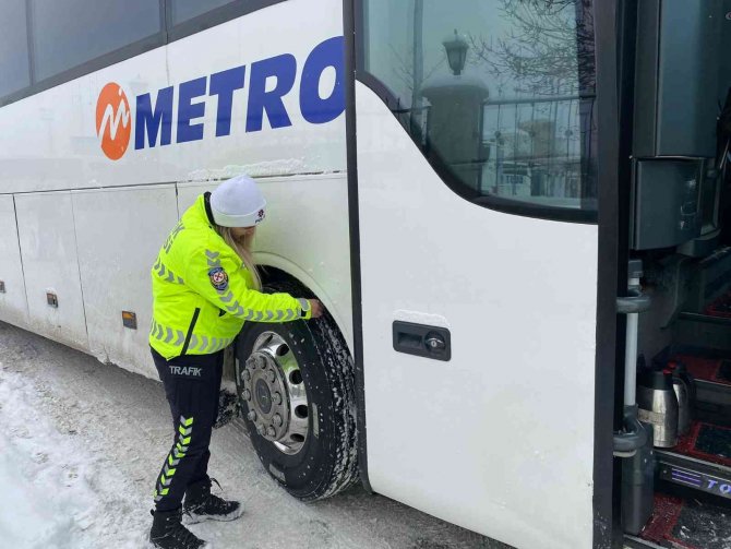 Van Polisinden Sürücü Ve Yolculara Bilgilendirme
