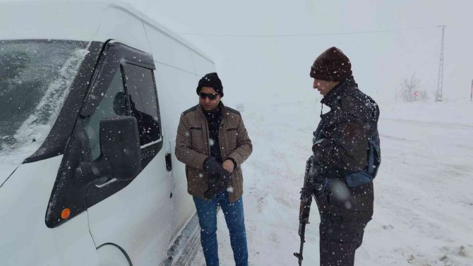 Yoğun Kar Yağışı Ve Tipi Nedeniyle Kurubaş Geçidi Ulaşıma Kapatıldı
