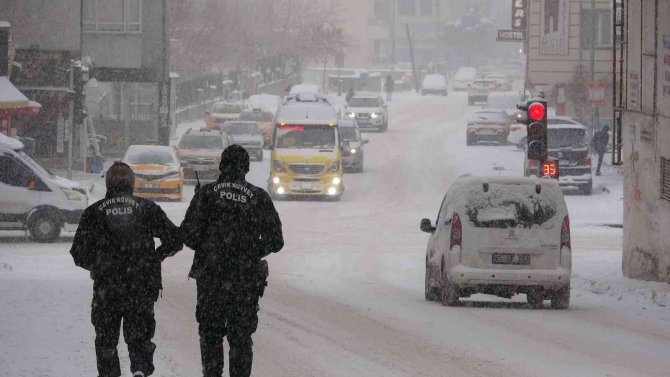 Van’da Kar Yağışıyla Bin 18 Yerleşim Yerine Ulaşılmıyor