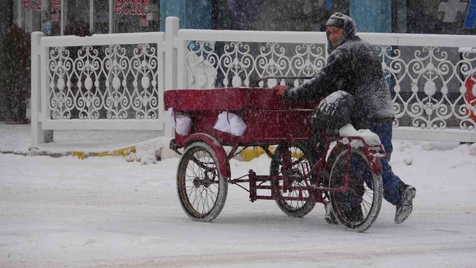 Van’da Kar Yağışıyla Bin 18 Yerleşim Yerine Ulaşılmıyor