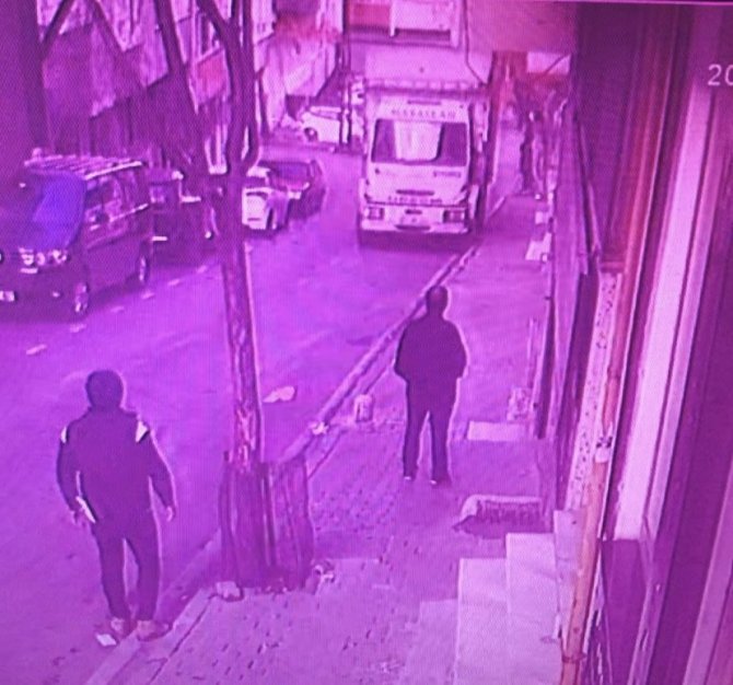 Gaziosmanpaşa’da Geri Geri Kayan Kamyonet Binaya Çarptı