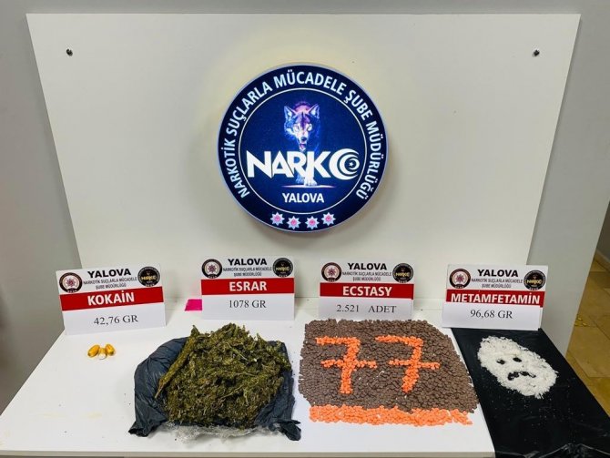Polisten Kaçan Otomobilden Yüklü Miktarda Uyuşturucu Çıktı