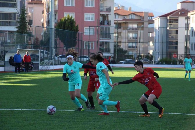 Avrupa’nın En İ̇yi Türk Kadın Futbolcusu Defterli Şiddete ’Hayır’ Dedi