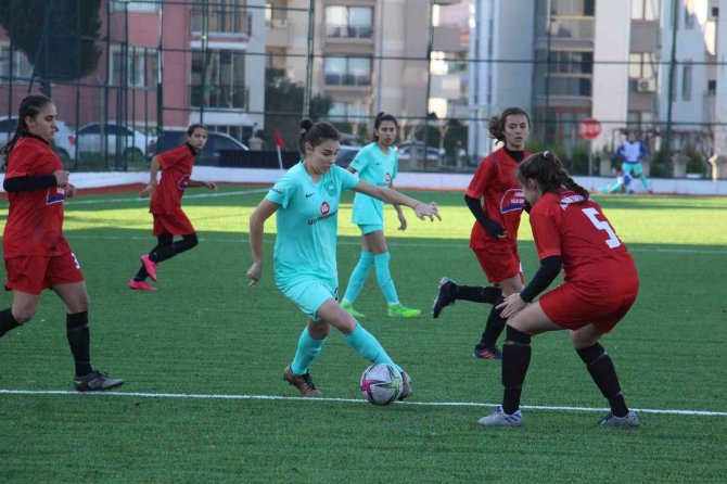 Avrupa’nın En İ̇yi Türk Kadın Futbolcusu Defterli Şiddete ’Hayır’ Dedi