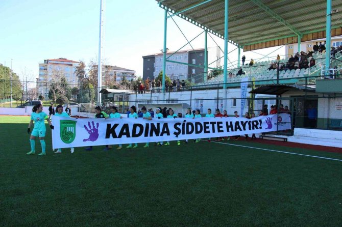 Avrupa’nın En İ̇yi Türk Kadın Futbolcusu Defterli Şiddete ’Hayır’ Dedi