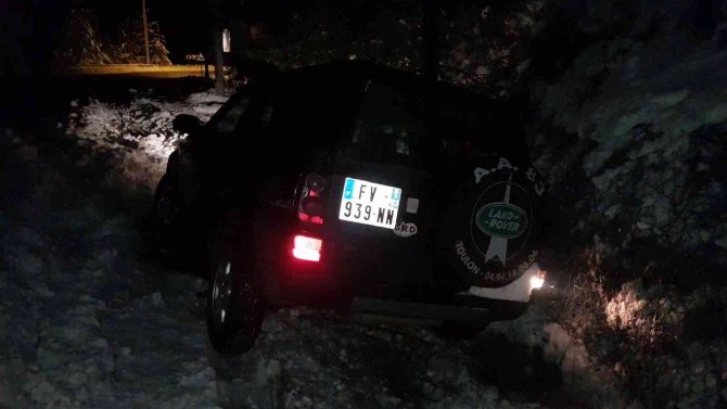 Buzlu Yolda Kontrolden Çıkan Cip Şarampole Uçtu
