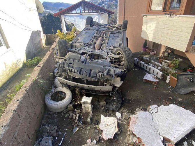 10 Metre Yükseklikten Evin Önüne Düştü: 2 Yaralı