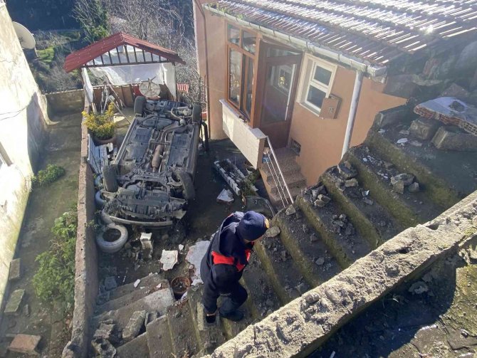 10 Metre Yükseklikten Evin Önüne Düştü: 2 Yaralı