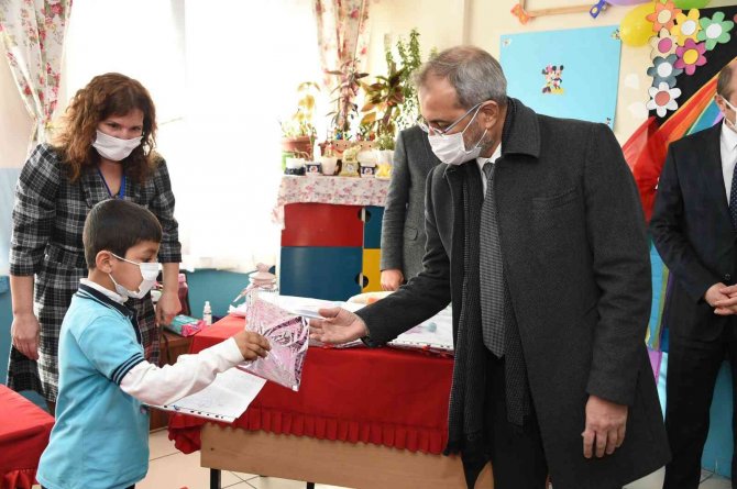 Başkan Bozdoğan, Öğrencilerin Karne Heyecanına Ortak Oldu
