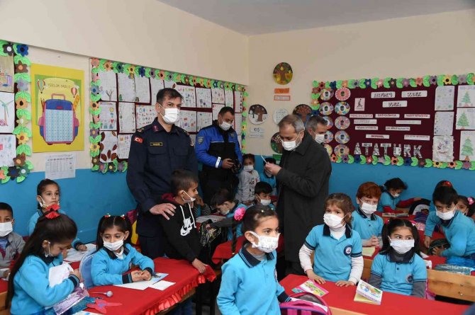 Başkan Bozdoğan, Öğrencilerin Karne Heyecanına Ortak Oldu