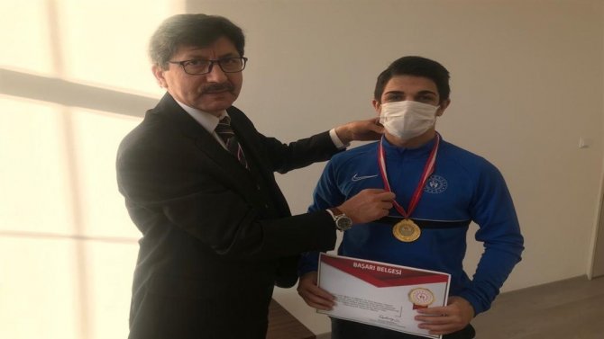 Afyonkarahisar İ̇l Milli Eğitim Müdürü Metin Yalçın, Başarılı Güreşçileri Ödüllendirdi