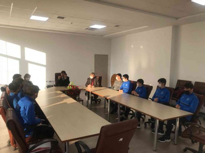 Afyonkarahisar İ̇l Milli Eğitim Müdürü Metin Yalçın, Başarılı Güreşçileri Ödüllendirdi