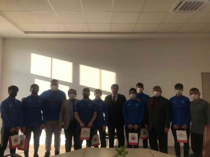 Afyonkarahisar İ̇l Milli Eğitim Müdürü Metin Yalçın, Başarılı Güreşçileri Ödüllendirdi