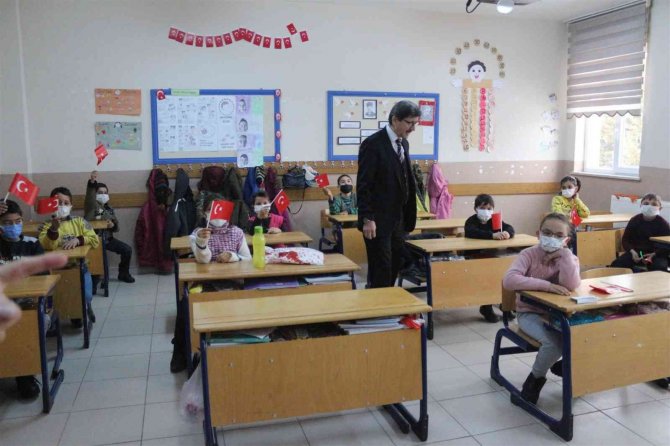 Afyonkarahisar’da 145 Bin Öğrenci Karne Sevinci Yaşadı