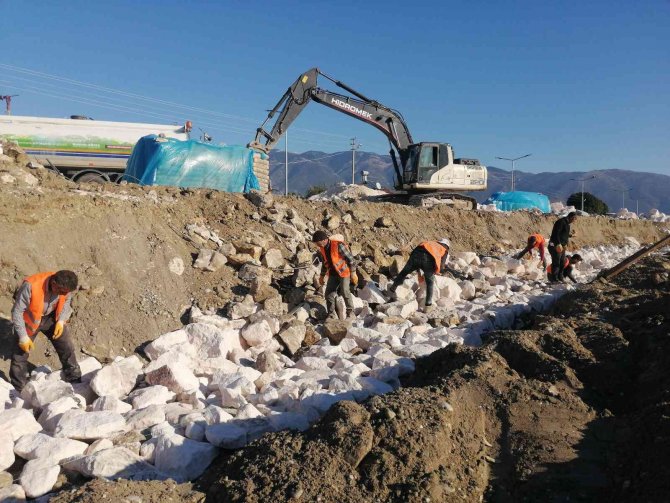 Dalgalar Sonucu Yıkılan İstinat Duvarı Yenileniyor