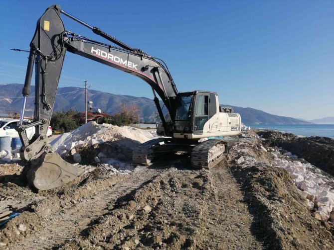 Dalgalar Sonucu Yıkılan İstinat Duvarı Yenileniyor
