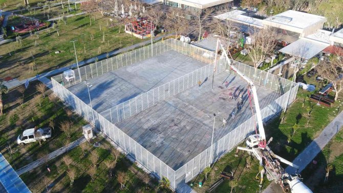 Beach Park’taki Tenis Ve Basketbol Sahalarına Yenileme Çalışması