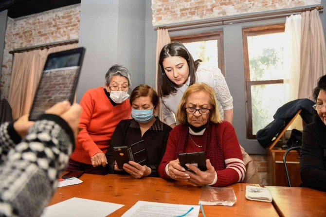 65 Yaş Ve Üzeri Kadınlar, Torunlarıyla Görüntülü Görüşme Yapmayı, İnternet Üzerinden Fatura Ödemeyi Öğreniyor.