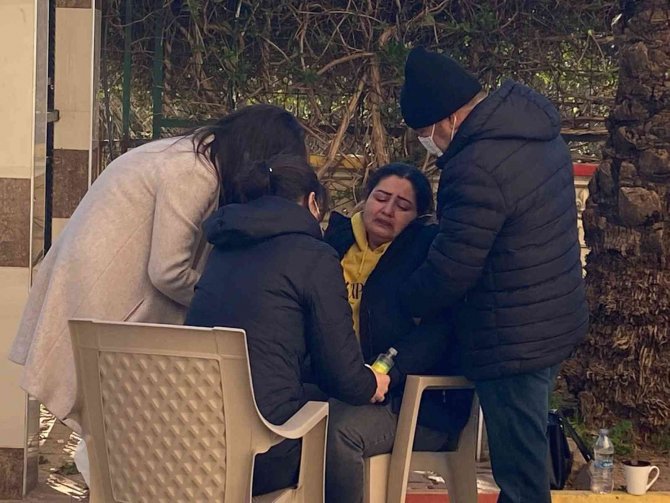 Öğrencilerine Karne Vermeye Hazırlanan Öğretmen 13. Kattaki Balkonundan Düşüp Öldü