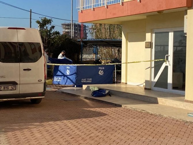 Öğrencilerine Karne Vermeye Hazırlanan Öğretmen 13. Kattaki Balkonundan Düşüp Öldü