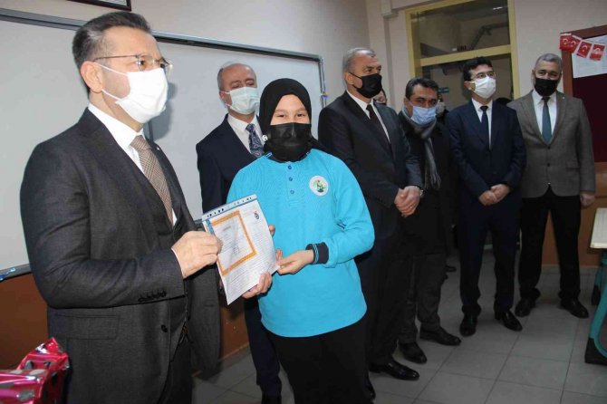 Öğrencilere Karnelerini Veren Vali Aksoy; Tatilinizi İyi Değerlendirin