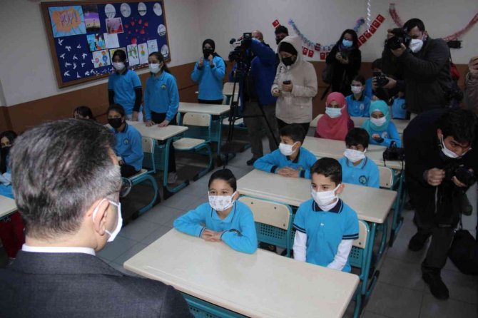 Öğrencilere Karnelerini Veren Vali Aksoy; Tatilinizi İyi Değerlendirin