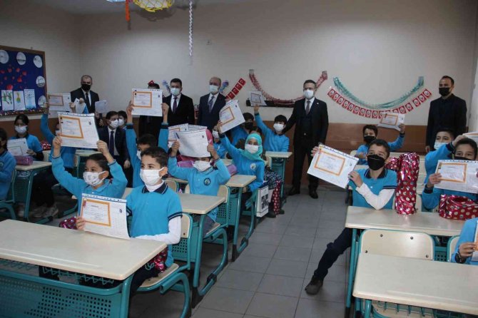 Öğrencilere Karnelerini Veren Vali Aksoy; Tatilinizi İyi Değerlendirin