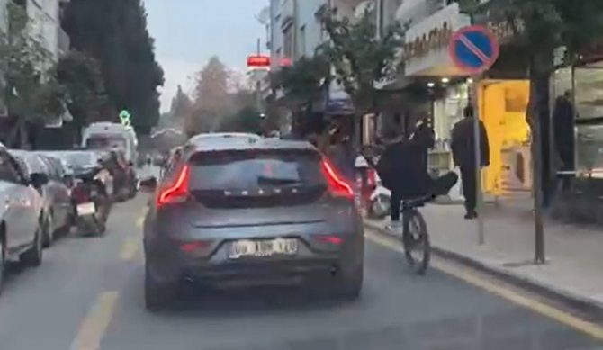 Tek Teker Üstünde Hem Kendini, Hem De Trafiği Tehlikeye Attı