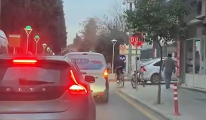 Tek Teker Üstünde Hem Kendini, Hem De Trafiği Tehlikeye Attı