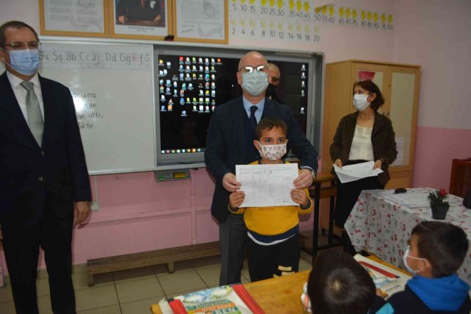 Ayvalık’ta Yarı Yıl Tatilinde Öğrencilerin Karne Heyecanı