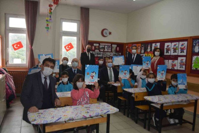 Ayvalık’ta Yarı Yıl Tatilinde Öğrencilerin Karne Heyecanı