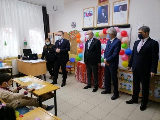 Edremit’te Öğrencilere Karnelerini Edremit Kaymakamı Ahmet Odabaş Verdi