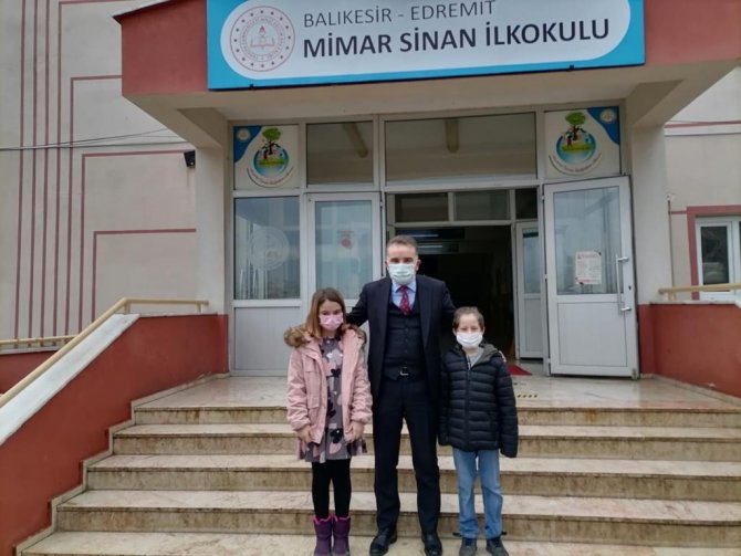 Edremit’te Öğrencilere Karnelerini Edremit Kaymakamı Ahmet Odabaş Verdi