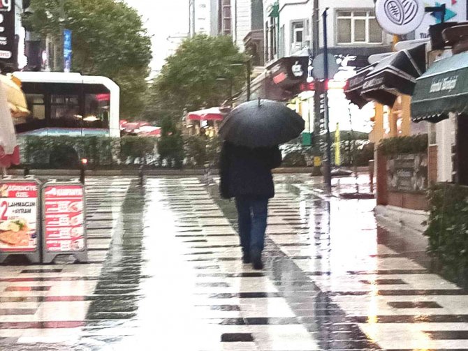 Bandırma’da Kar Öncesi Sağanak Yağış Etkili Oluyor