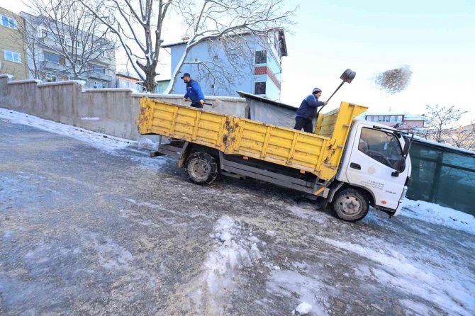 Başiskele’de Tuzlama Çalışmaları Sürüyor